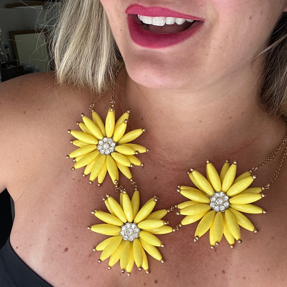 Oversized yellow flowers statement necklace with gold chain